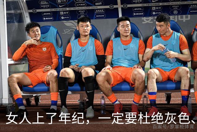 女人上了年纪，一定要杜绝灰色、棕色，换成这些“年轻色”更高级